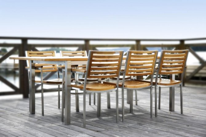 Stol i rostfritt stål och sits/rygg i teak. Stapelbar.