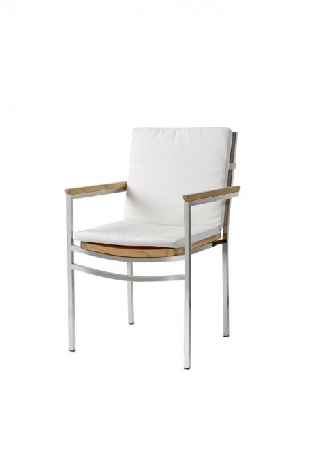 Stol i rostfritt stål och sits/rygg i teak. Stapelbar.