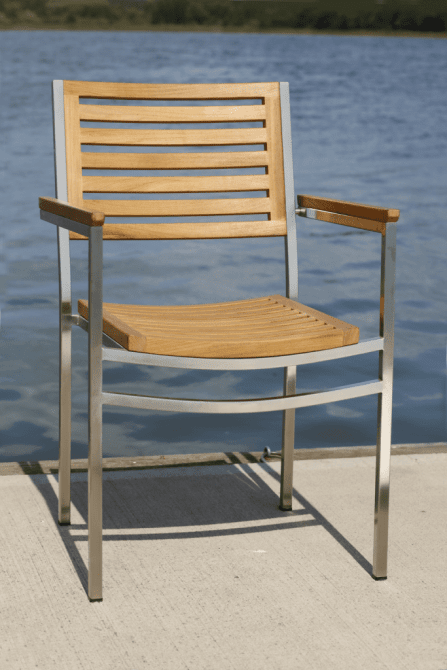 Stol i rostfritt stål och sits/rygg i teak. Stapelbar.