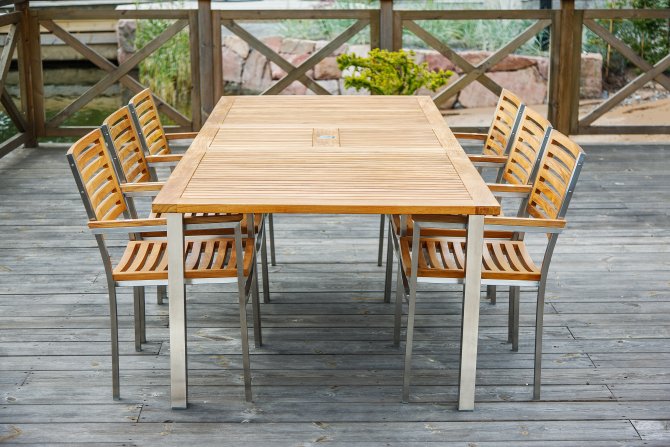 Stol i rostfritt stål och sits/rygg i teak. Stapelbar.