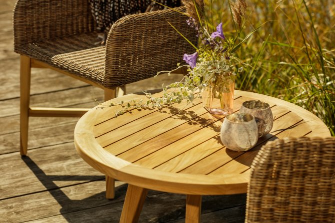 Salma soffbord - litet runt soffbord i teak