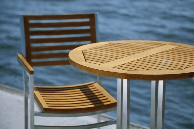 Stol i rostfritt stål och sits/rygg i teak. Stapelbar.